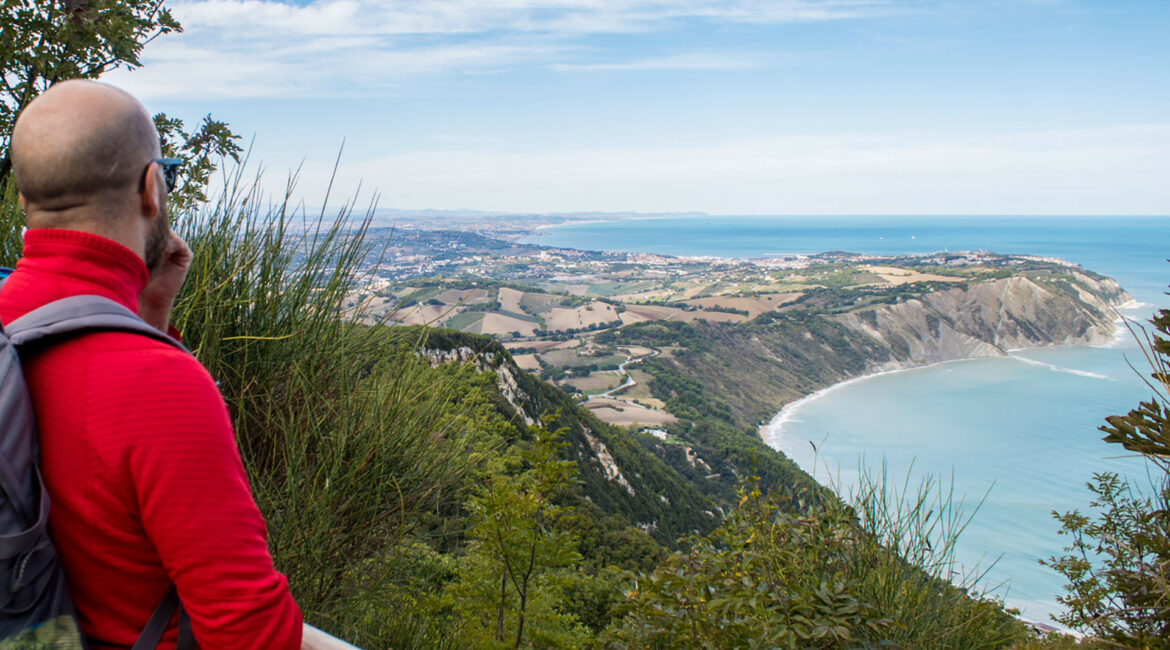 Il Monte Conero tra boschi e scorci sul mare