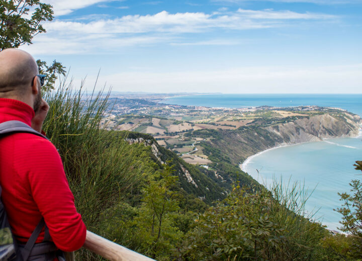 Il Monte Conero tra boschi e scorci sul mare